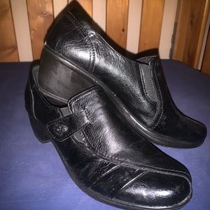 Ladies Black slide on.